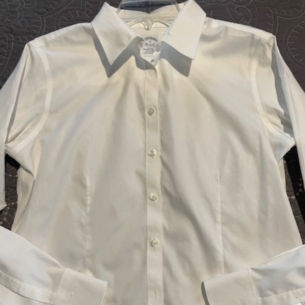 Brooks Brothers 97%  White Cotton, non iron fitted blouse